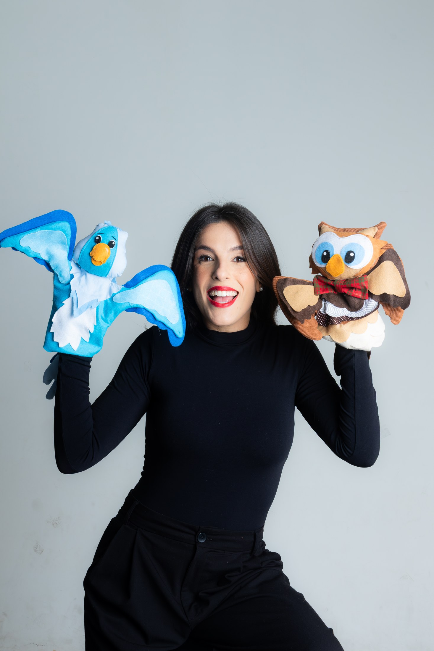 Letícia com o boneco do Gato Malhado